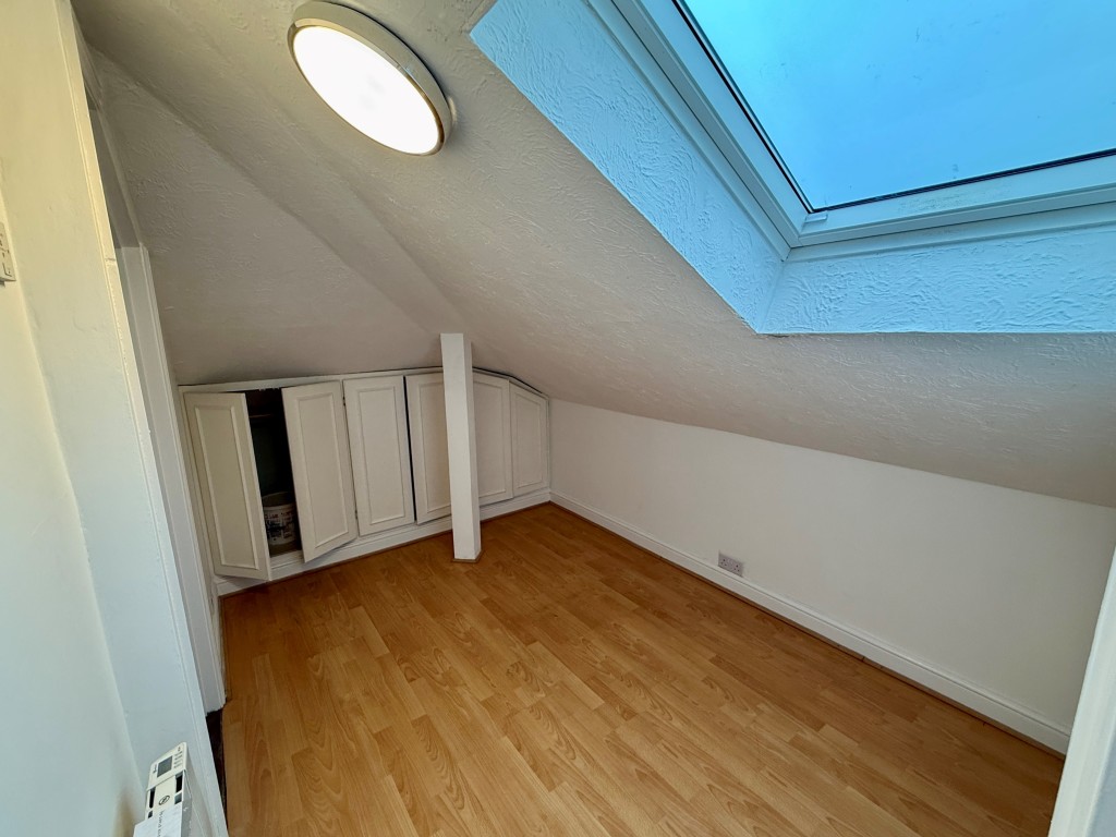 Lot: 111 - VACANT ONE-BEDROOM FLAT - Bedroom
